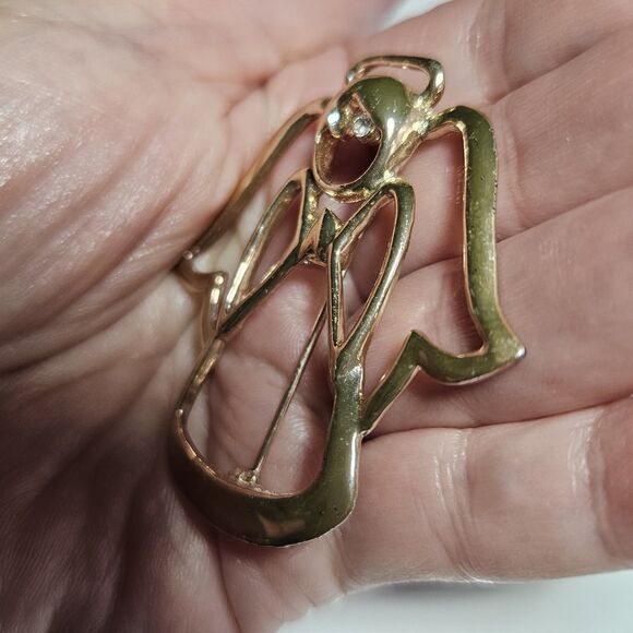 *Sale* Vintage Angel Brooch Pin Gold Tone Rhinestone eyes Outline Signed AAI - Picture 2 of 10